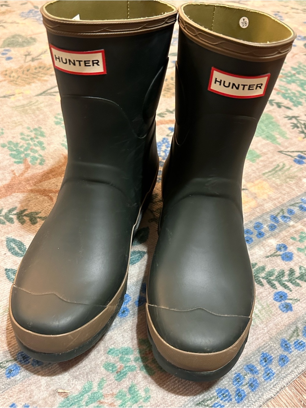 Hunter Short Women's Gardener Boot in Olive with Clay Trim - Picture 11 of 12